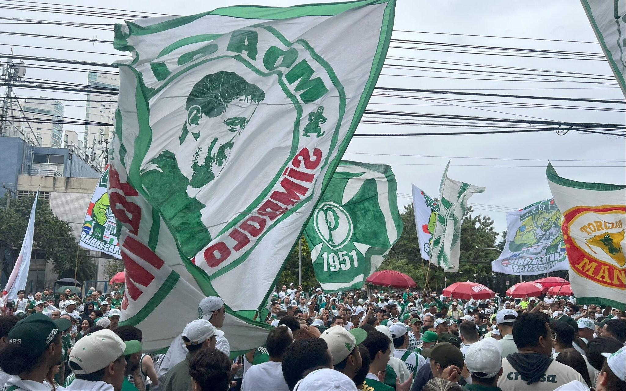 Torcida do Palmeiras se reúne na frente do CT para último dia de treino antes do Mundial (Foto: Rafaela Cardoso)