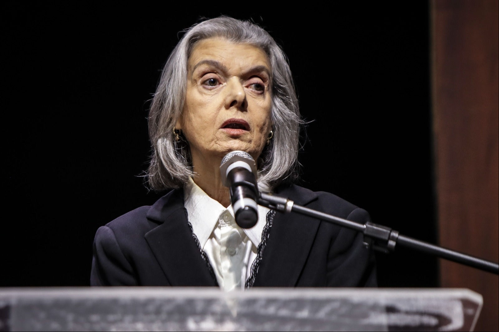 Ministra Cármen Lúcia disse que as eleições, até o momento, seguem com "tranquilidade"
