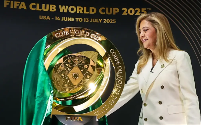 Leila Pereira, presidente do Palmeiras, apresentando o troféu do Mundial de Clubes 2025 (Foto: Divulgação/FIFA)