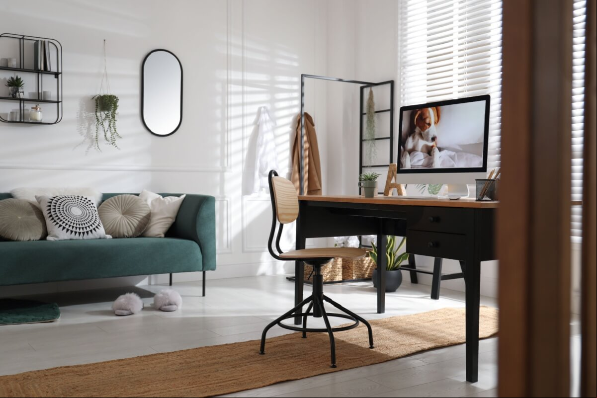O home office pode ser integrado à sala de estar de forma harmoniosa