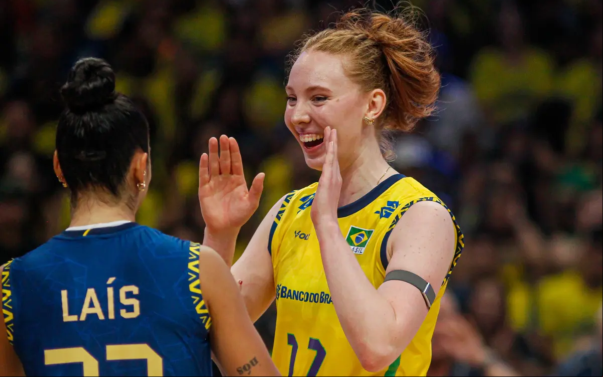 Julia Bergmann comemorando ponto do Brasil contra Estados Unidos na VNL (Foto: Mauricio Val/FV Imagem/CBV)