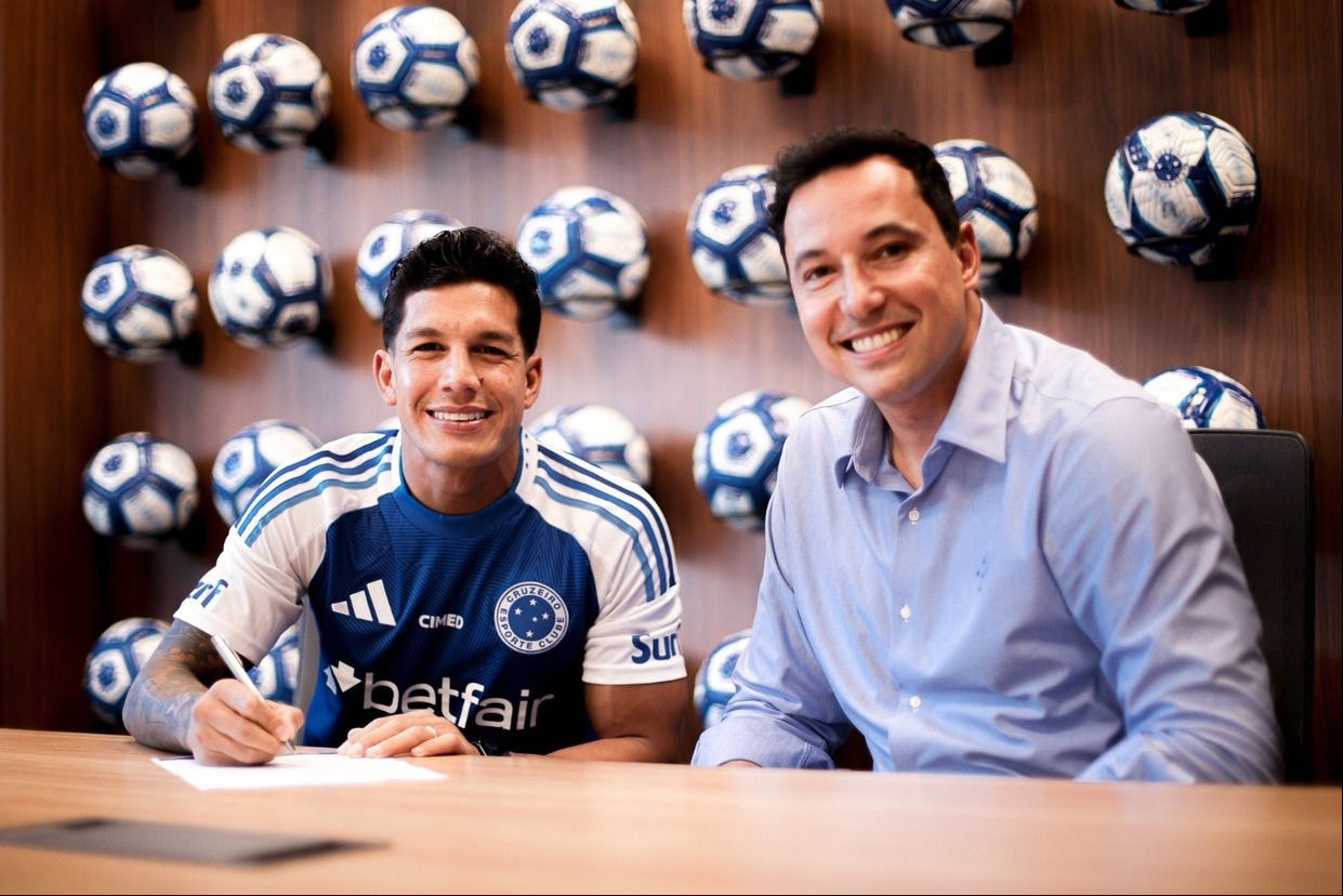 Lucas Romero assina contrato ao lado de Pedro Júnior