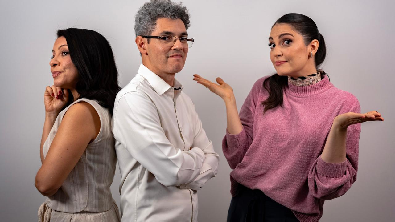 Viviane  Ferraccioli e Adriano Azevedo protagonizam o reality show "Até que os Boletos Não nos Separem", comandado por Chris Flores (à direita)