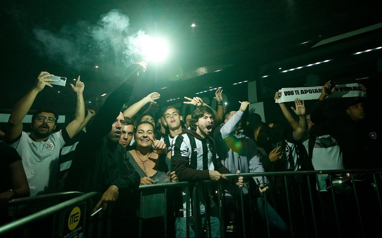Festa da torcida do Botafogo no Aeroporto do Galeão (Foto: Vítor Silva/Botafogo)
