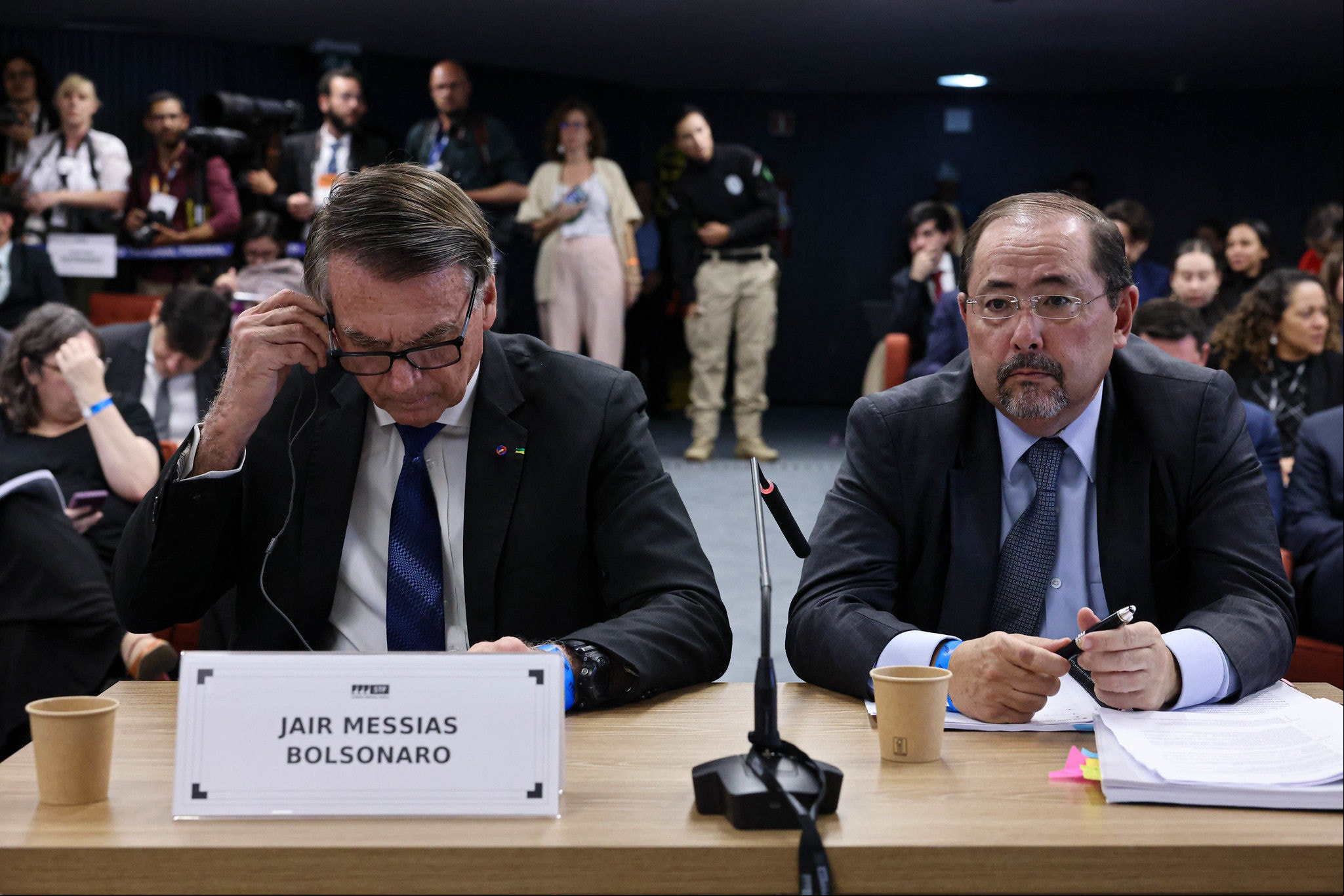 Celso Vilardi (dir), advogado de Jair Bolsonaro (esq), considera a delação do tenente-coronel contra Bolsonaro e aliados "incoerente" com as provas e contradiz outros depoimentos-chave, como o do general da reserva Walter Braga Netto