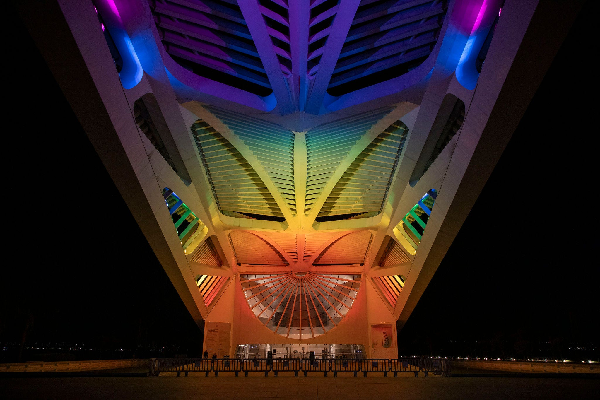 O Museu do Amanhã é um dos pontos turísticos do Rio de Janeiro que ganha iluminação especial durante o evento Rio das Cores