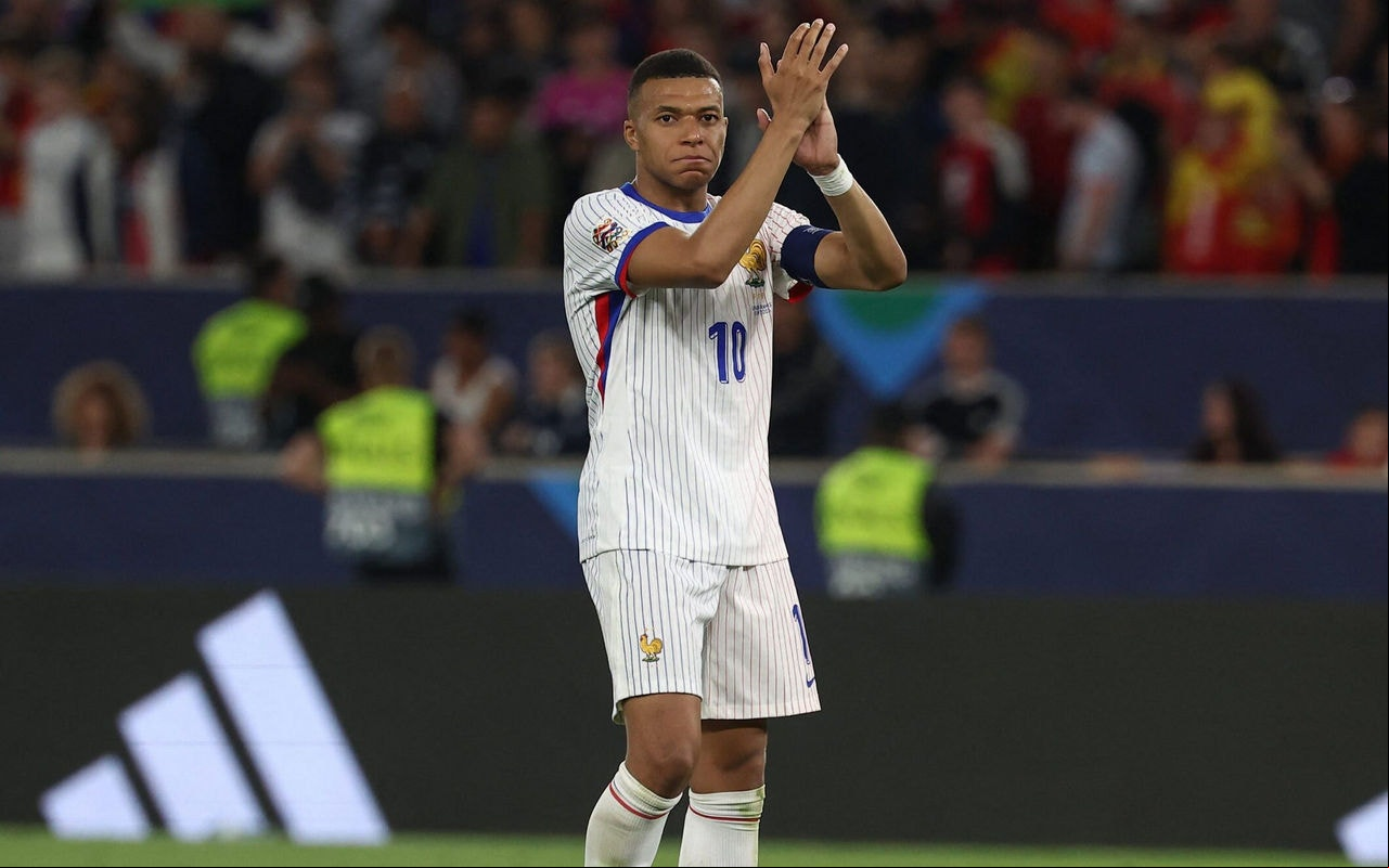 Mbappé aplaude incentivo da torcida após derrota da França para a Espanha (Foto: Franck Fife/AFP)
