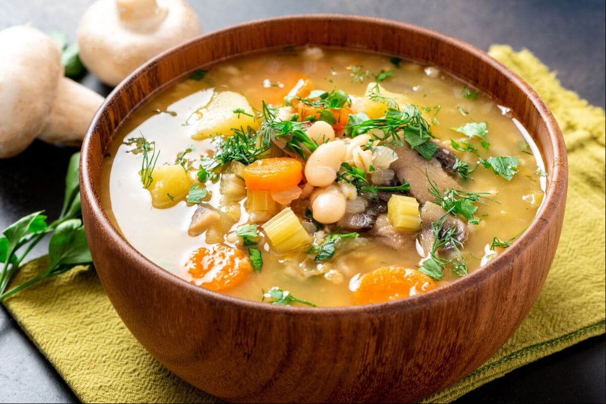 Sopa de feijão-branco com legumes e cogumelo
