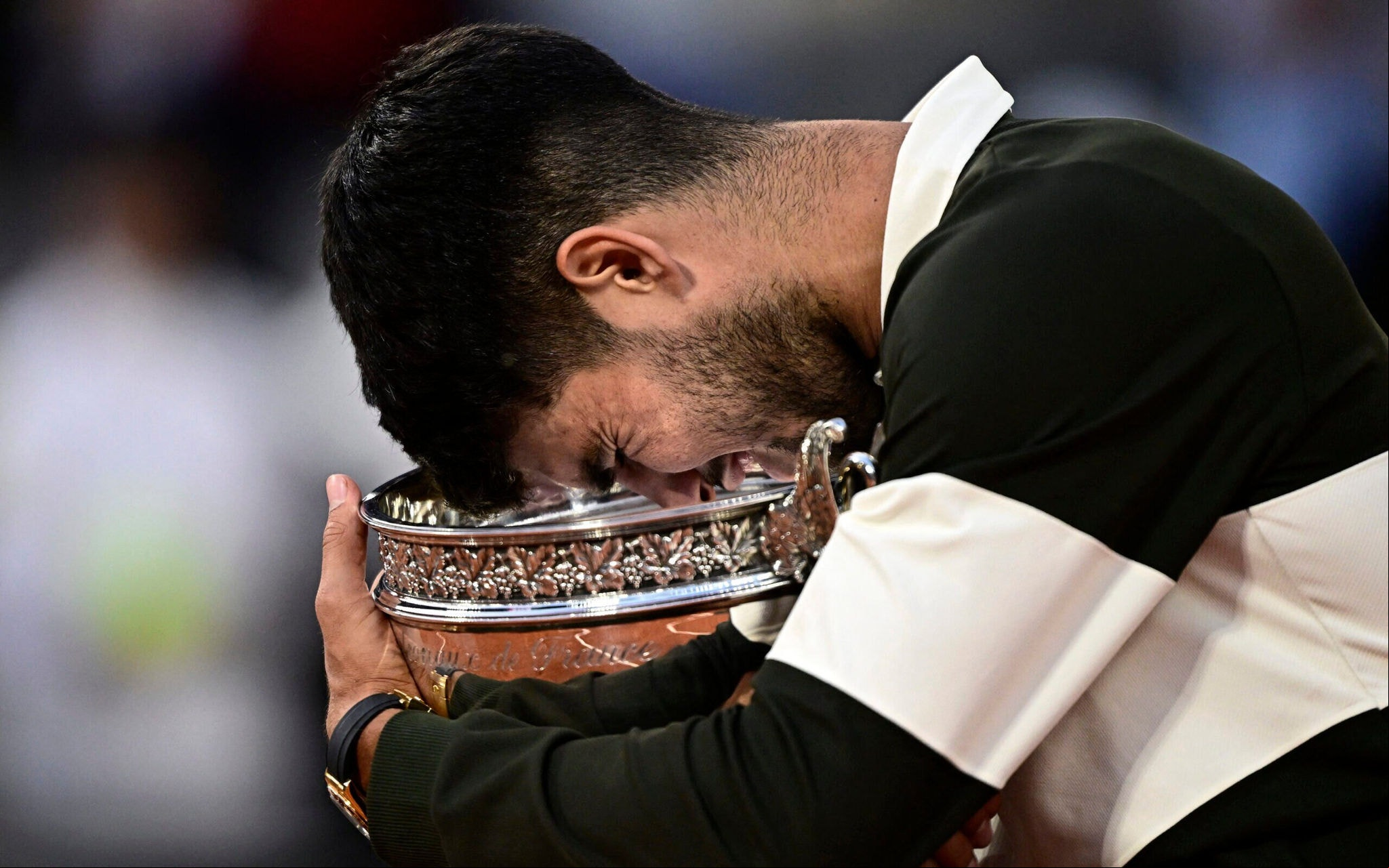 O espanhol Carlos Alcaraz segura o troféu de Roland Garros (Foto: JULIEN DE ROSA / AFP)