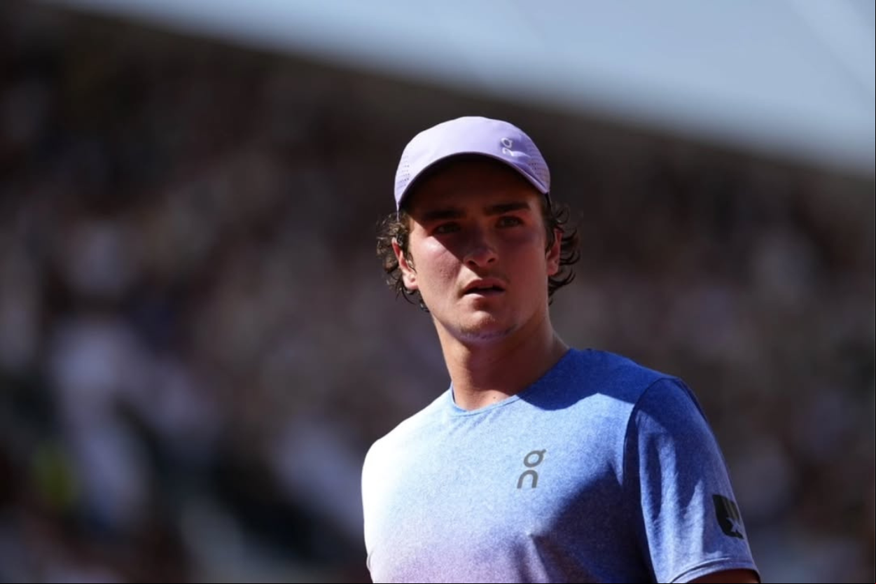 João Fonseca em ação em Roland Garros