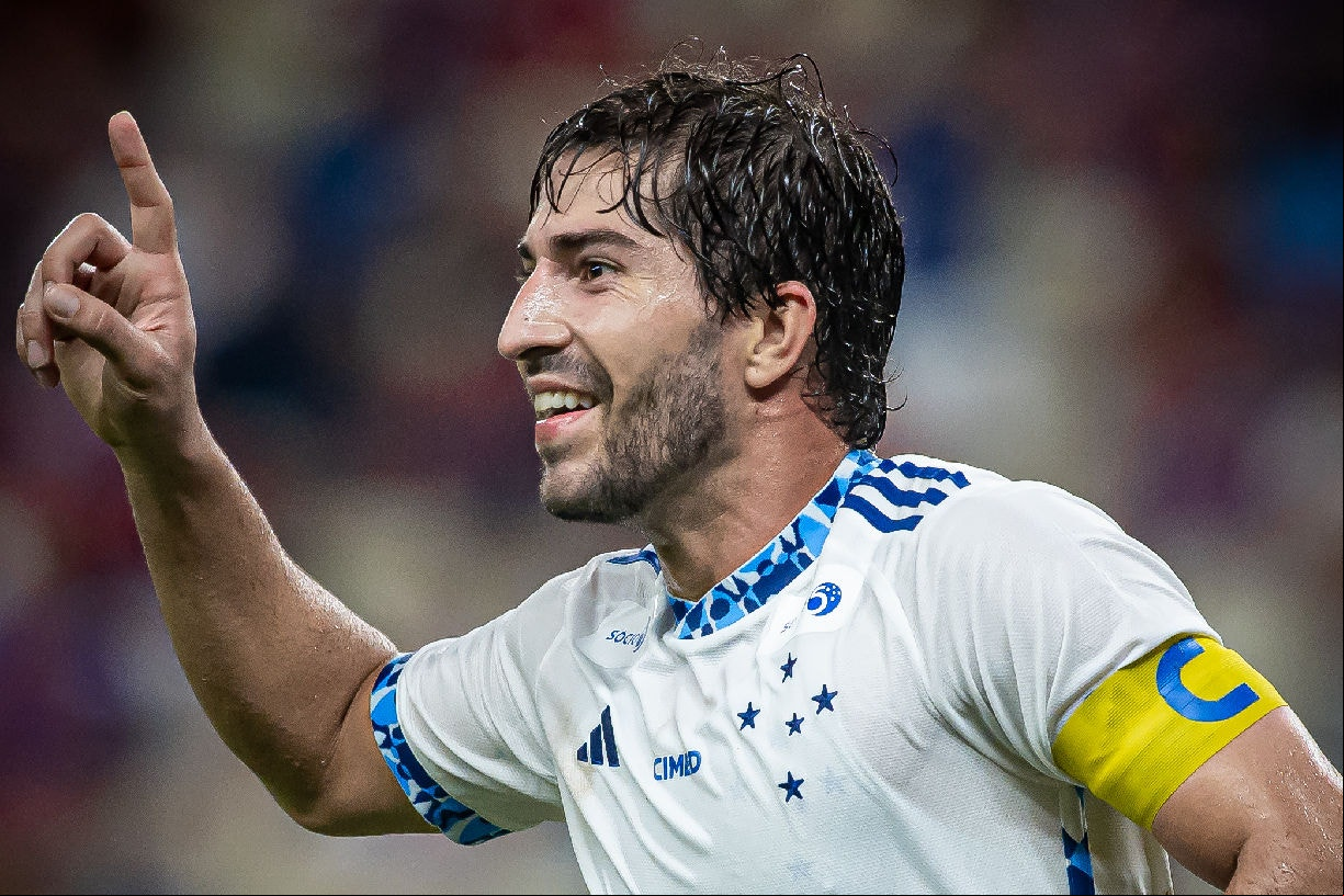 Lucas Silva celebra gol marcado sobre o Fortaleza