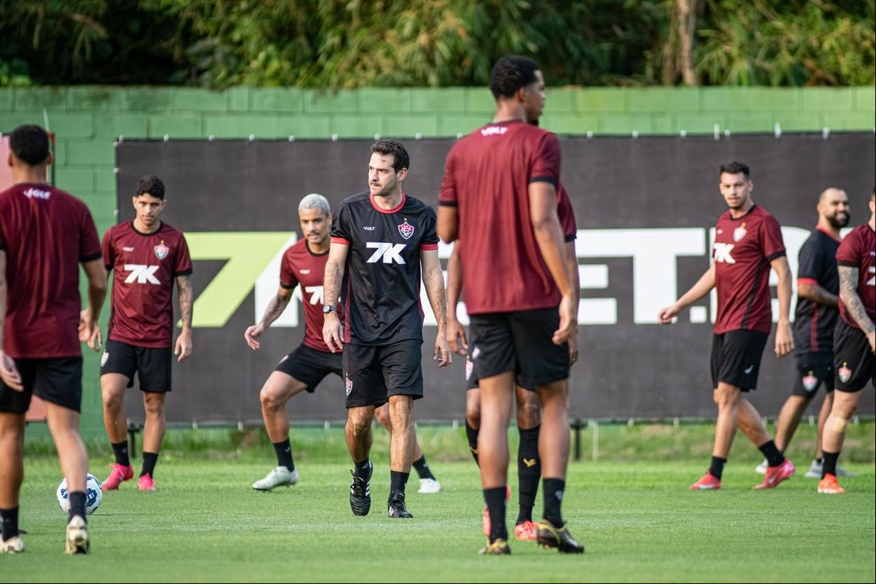 Técnico Thiago Carpini comanda treino do Vitória