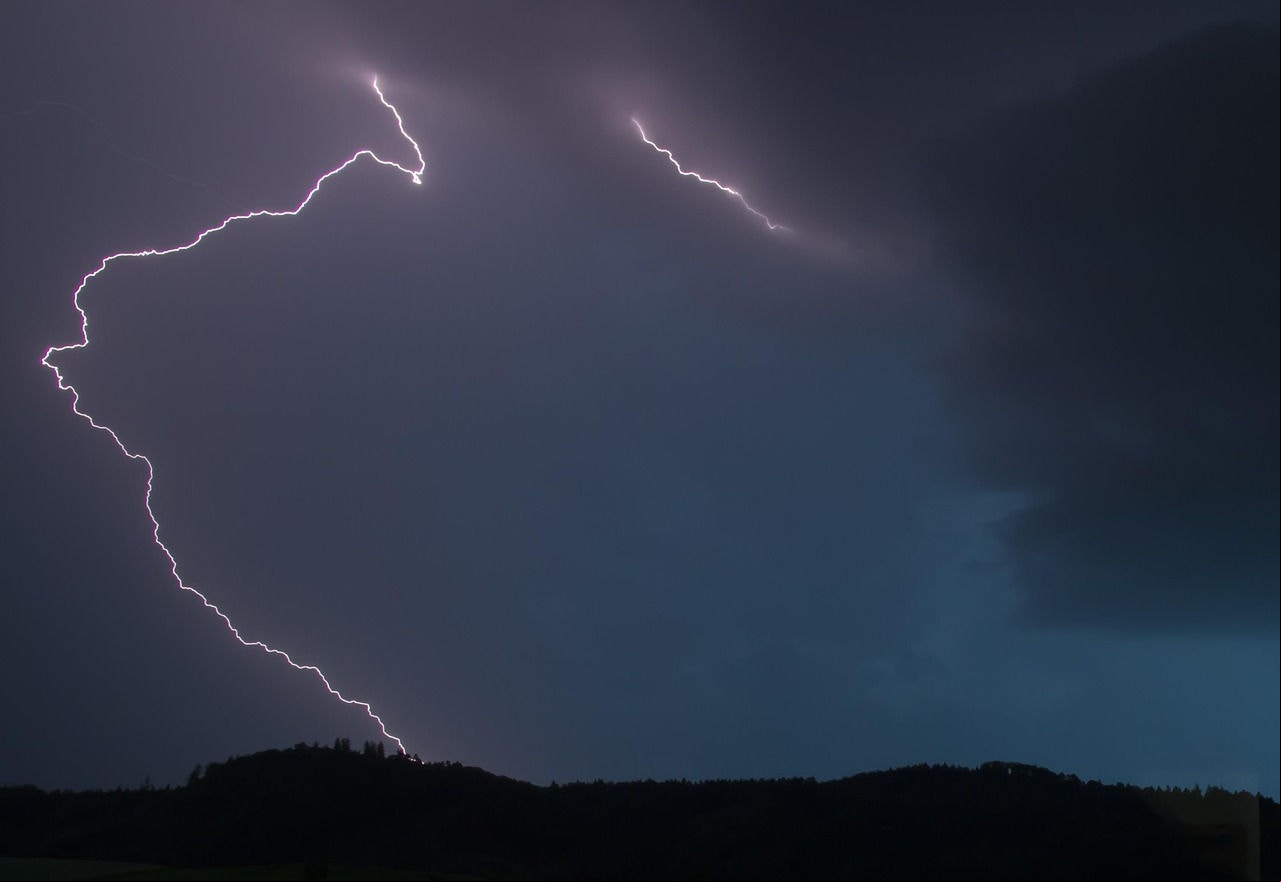 INMET emite alerta laranja de tempestade com ventos de até 100 km/h em Curitiba e região até quinta-feira (5)