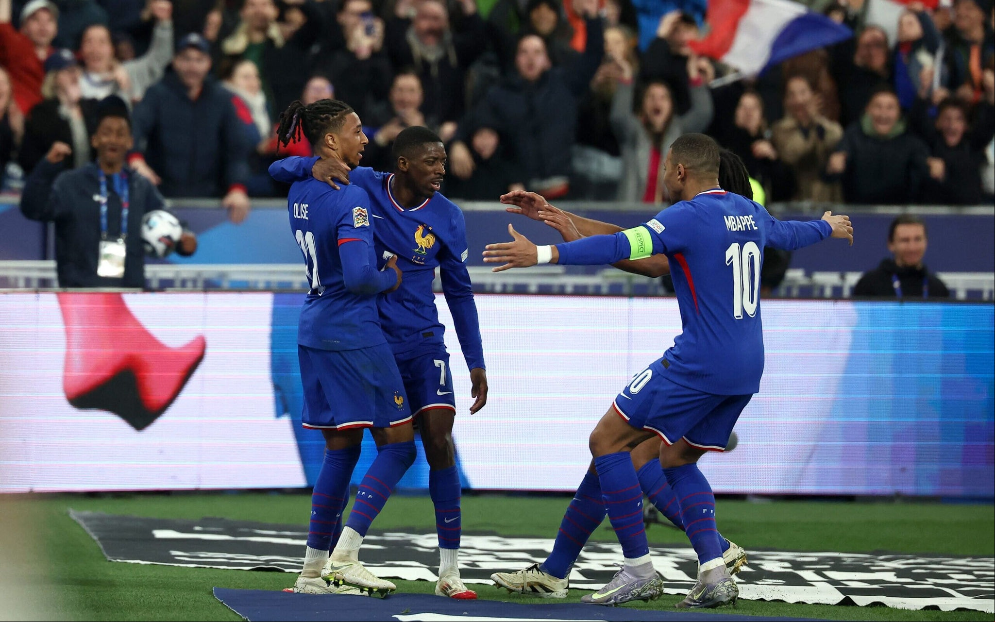 Dembélé comemora o gol em França x Croácia (foto: FRANCK FIFE / AFP)