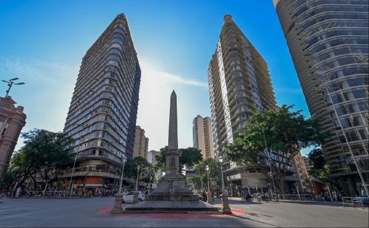  A cidade assiste agora à polêmica provocada pela nova legislação que autoriza publicidade na Praça Sete, no centro
