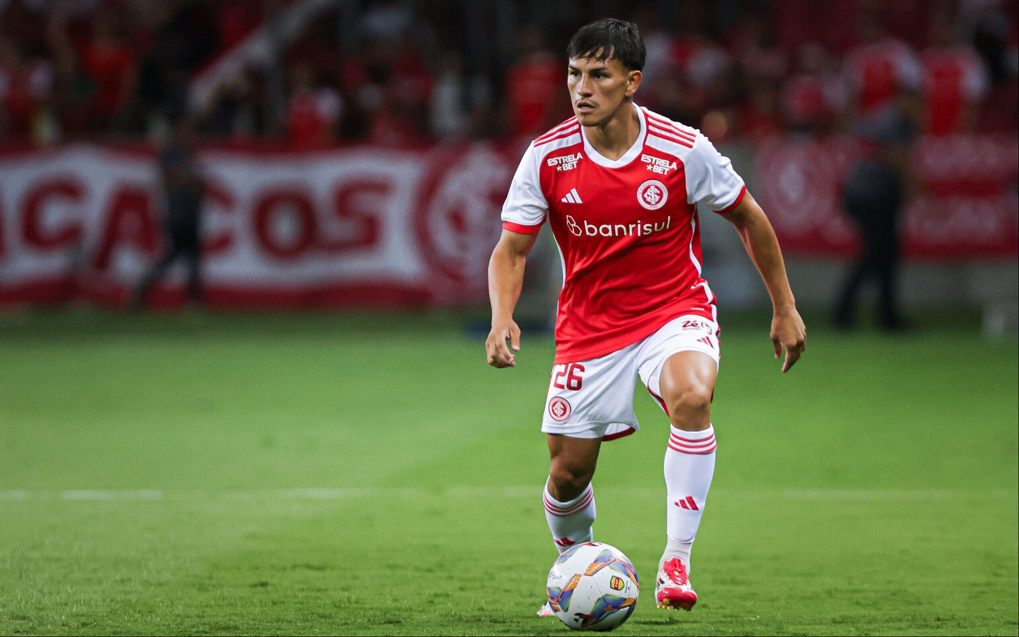 Tratamento de Bernabei dispensa cirurgia, por enquanto (Foto: Ricardo Duarte/SC Internacional)